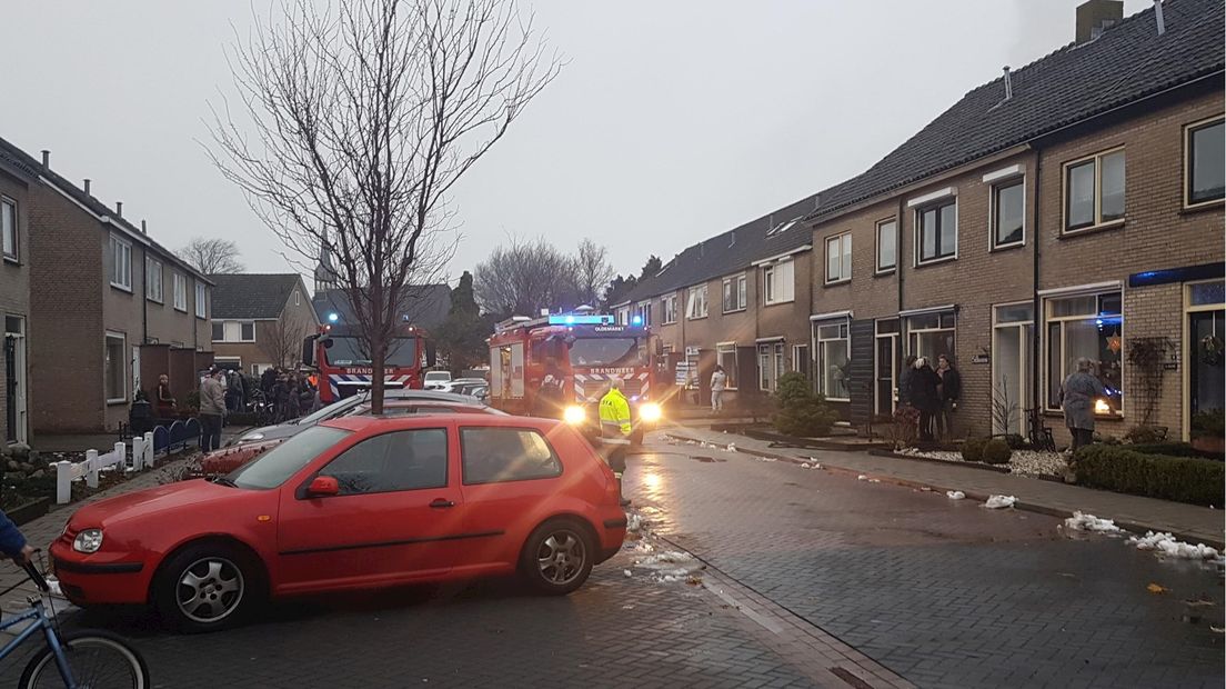 Straat in Oldemarkt afgezet na brand in schuurtje met asbest