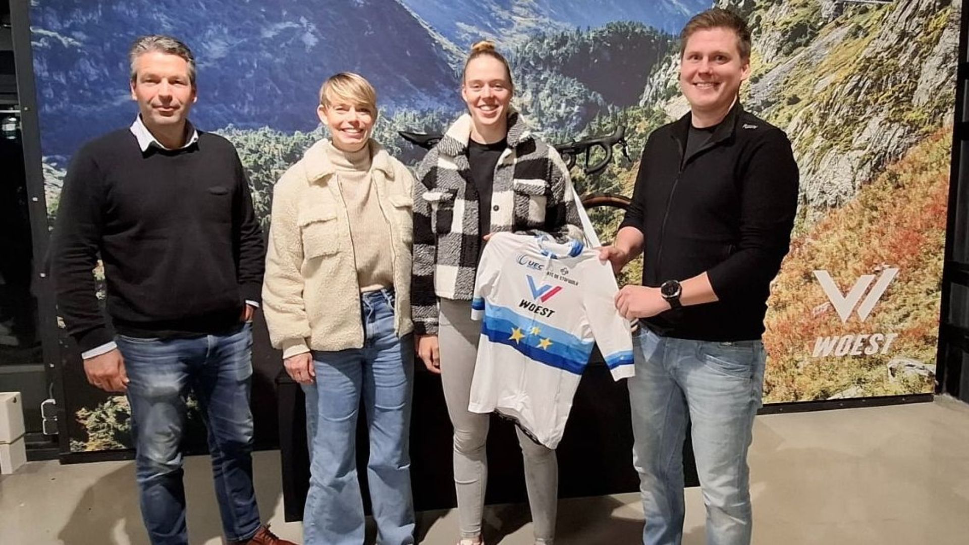 Op de foto van links naar rechts Hugo Hagemeijer, eerste trainster Martine Arink, Puck Langenbarg en Edwin Ruumpol van Woest Sport.