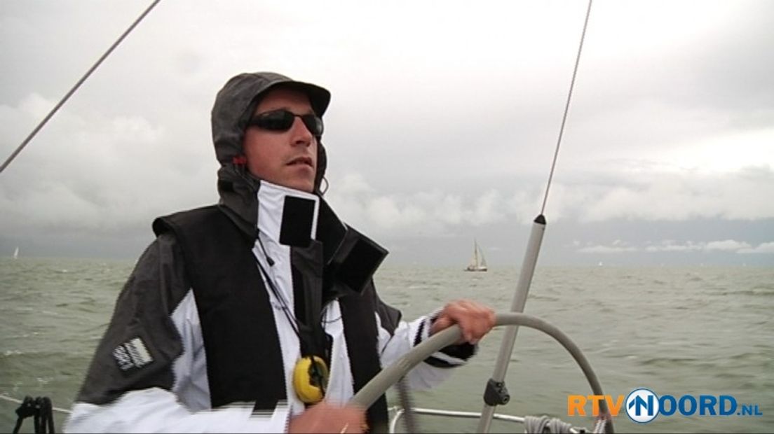 Kapitein Rob Buist stuurt de boot door de harde wind en regen