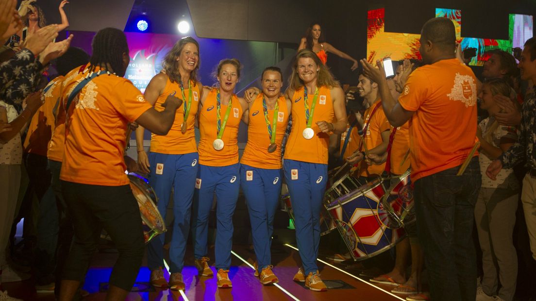 Huldiging van de zilveren roeisters van de dubbel vier in Rio 2016.