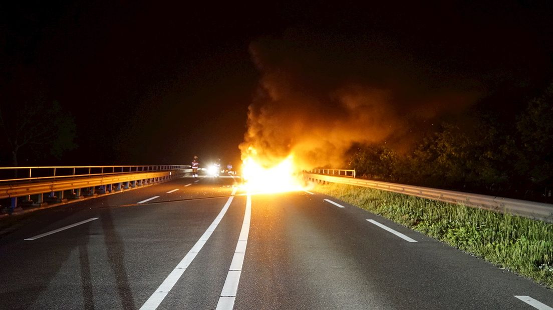 Auto vliegt tijdens het rijden in brand op N348 bij Schalkhaar