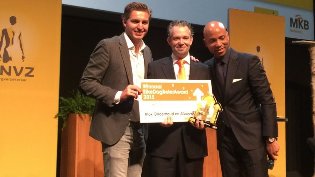 Leon den Hertog (midden) krijgt de prijs uit handen van Pieter van den Hoogeband (links) en Humberto Tan (rechts) (Rechten: Klok Onderhoud- en Afbouwgroep)