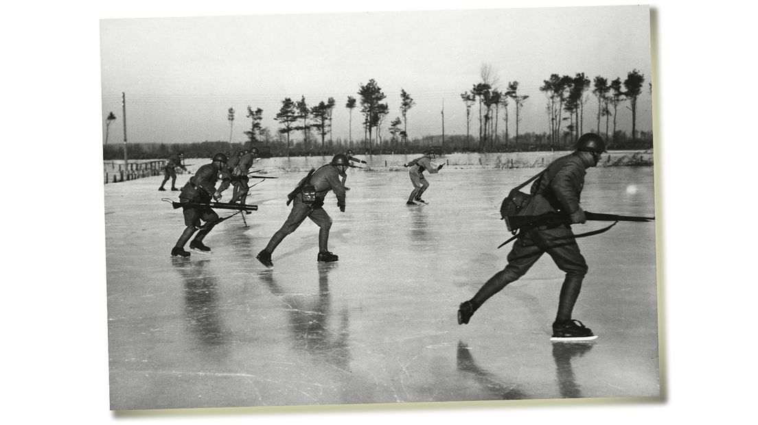 Nederlandse militairen oefenen op schaatsen bij Leusden.