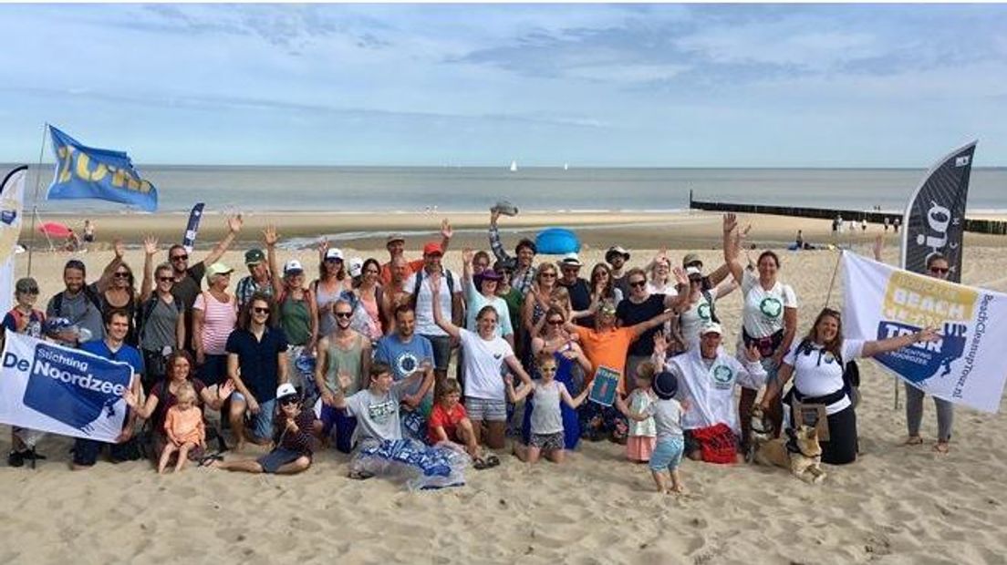 De deelnemers van de schoonmaakactie bij de start in Cadzand-Bad