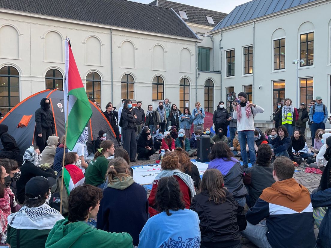Universiteit Utrecht verzoekt demonstranten te vertrekken, maar zij zijn vastberaden om te blijven
