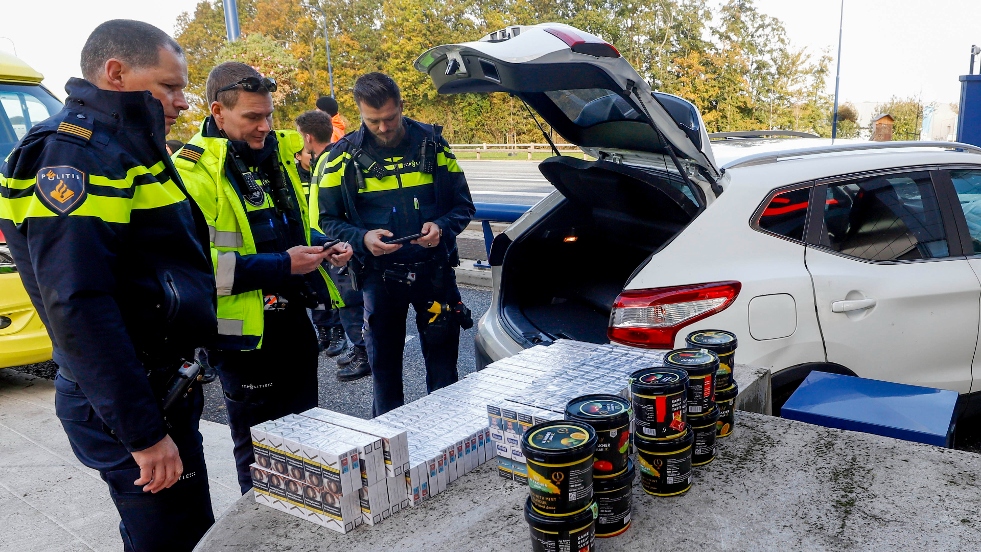 In de auto zijn meerdere sigarettensloffen en zwarte potten gevonden