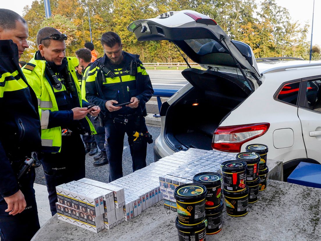 In de auto zijn meerdere sigarettensloffen en zwarte potten gevonden