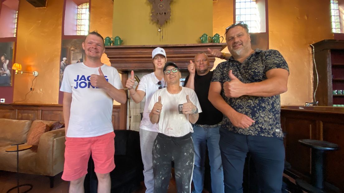 Hans, Sylvia, Marco, Tony en initiatiefnemer John Voerman (vlnr). Mensen met een kans die aan de slag gaan in het eeuwenoude raadhuis van Vollenhove.