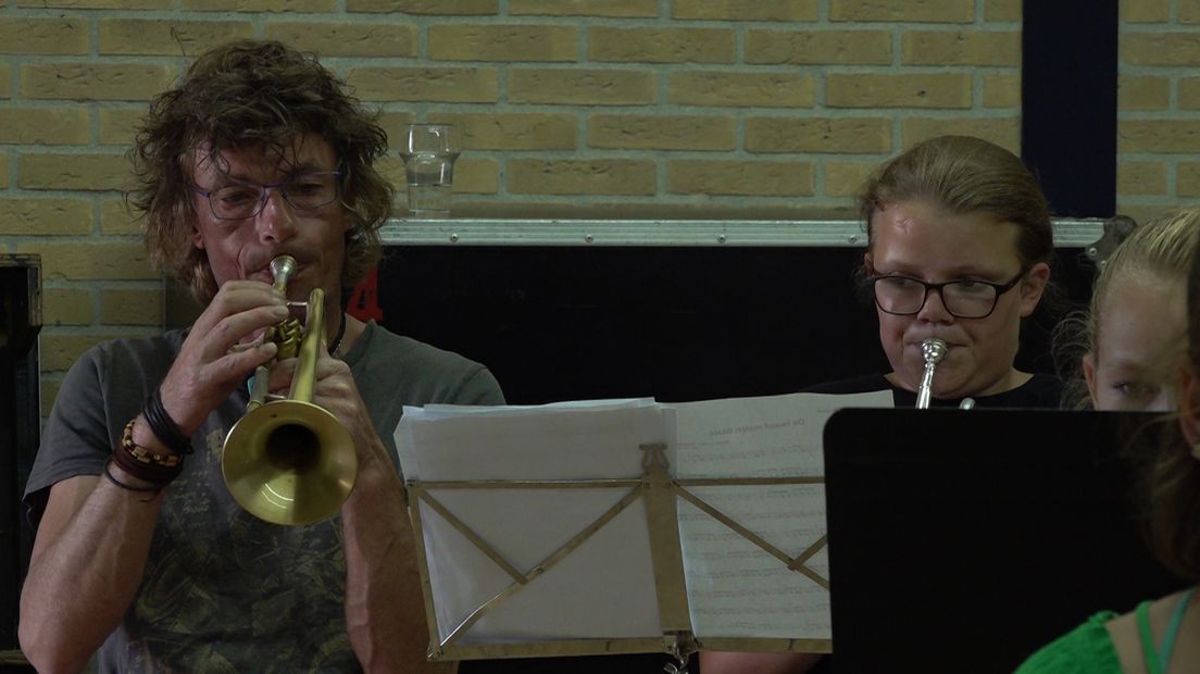 Muziek, theater en voedsel tussen bewerkte en onbewerkte houten planken, boomstammen en meubels: New Orleans in Hattem is in veel opzichten een bijzonder muziekfestival. Zaterdag gaat de derde editie van start. Eén van de belangrijkste speerpunten van organisator Opoes House of Music is de aandacht voor jong talent. 'Een beginnende band kan altijd een beroep doen op ons.'