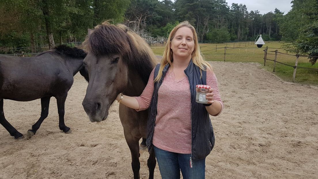Caroline Clement met haar IJslandse paard en de teek (Rechten: RTV Drenthe/Jasmijn Wijnbergen)