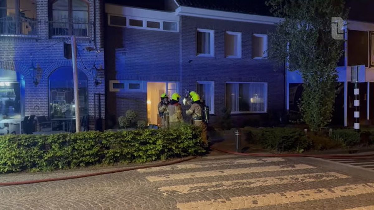 Metershoge vlammen bij grote brand in Sevenum: nablussen tot de middag