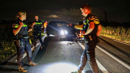 File ontwijken gaat mis, bestuurder gewond naar ziekenhuis