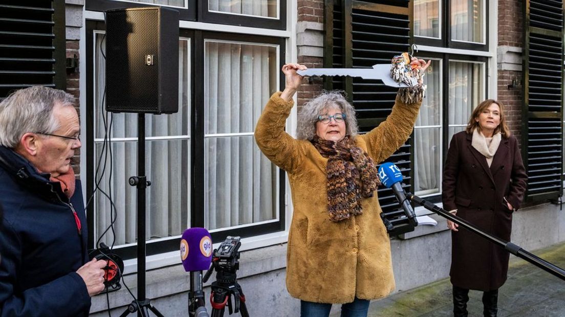 De sleuteloverdracht tussen Schueler (midden) en Luteijn (links). Economie-wethouder Didi Dorrestijn (rechts) kijkt mee.