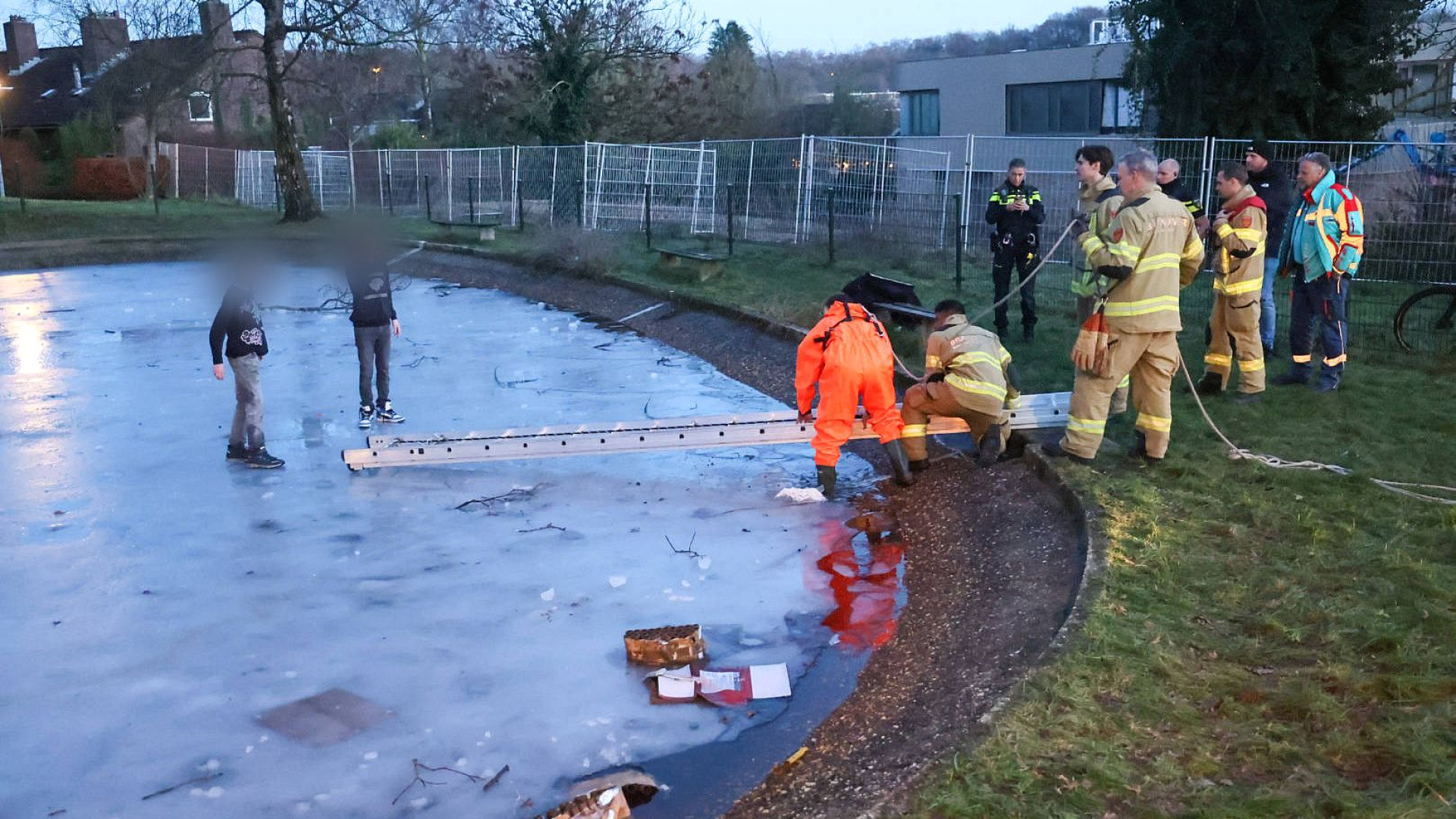 Brandweer redt jongens • harde botsing op N310.