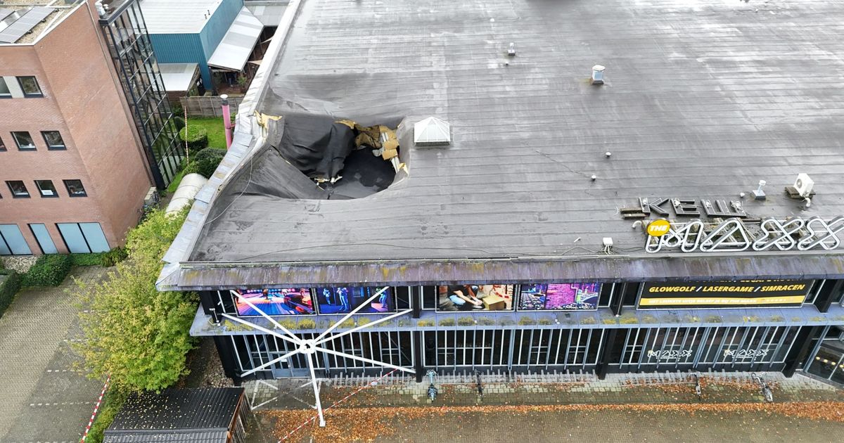 Stormschade in de regio: dak evenementenhal Veenendaal ingestort, boom treft auto op provinciale weg