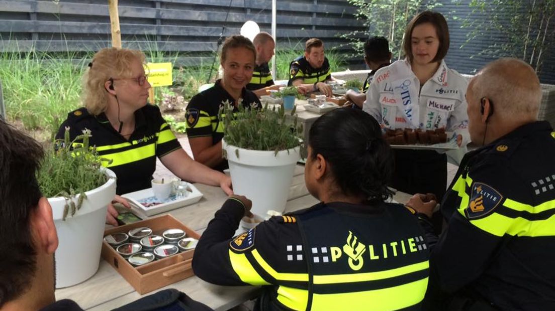 Stel: je bent een meisje van 15 en je wilt graag bij de politie. Dan ga je die droom toch waarmaken? Luna wil niets liever, maar agent in Zevenaar zal ze nooit worden. Luna heeft een verstandelijke beperking en werkt bij Brownies & Downies in die plaats. Vrijdag werd ze 15 jaar. En wie verzorgde haar verjaardagscadeau?