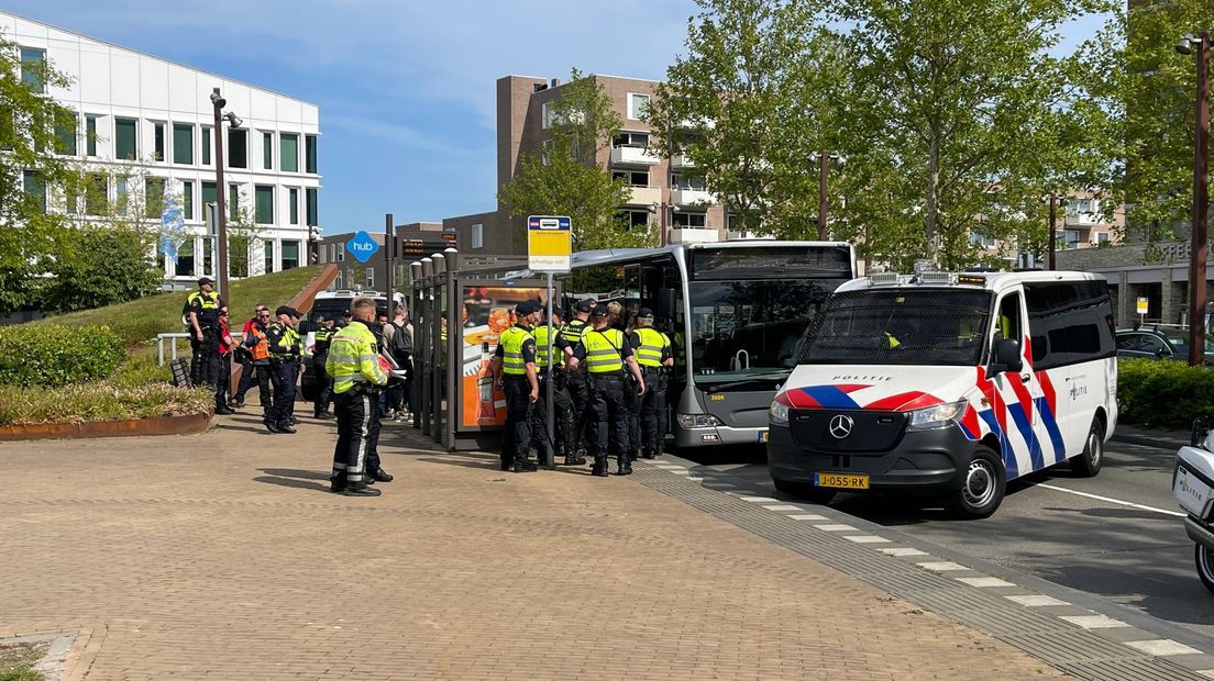 De politie oefent bij een bus op station Europapark