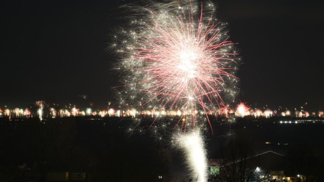 Oliebollen, champagne en vuurwerk. Heel veel vuurwerk. Maar ook een balkonongeluk en diverse branden. Dat was oud en nieuw in Gelderland. Lees hieronder het liveblog terug.