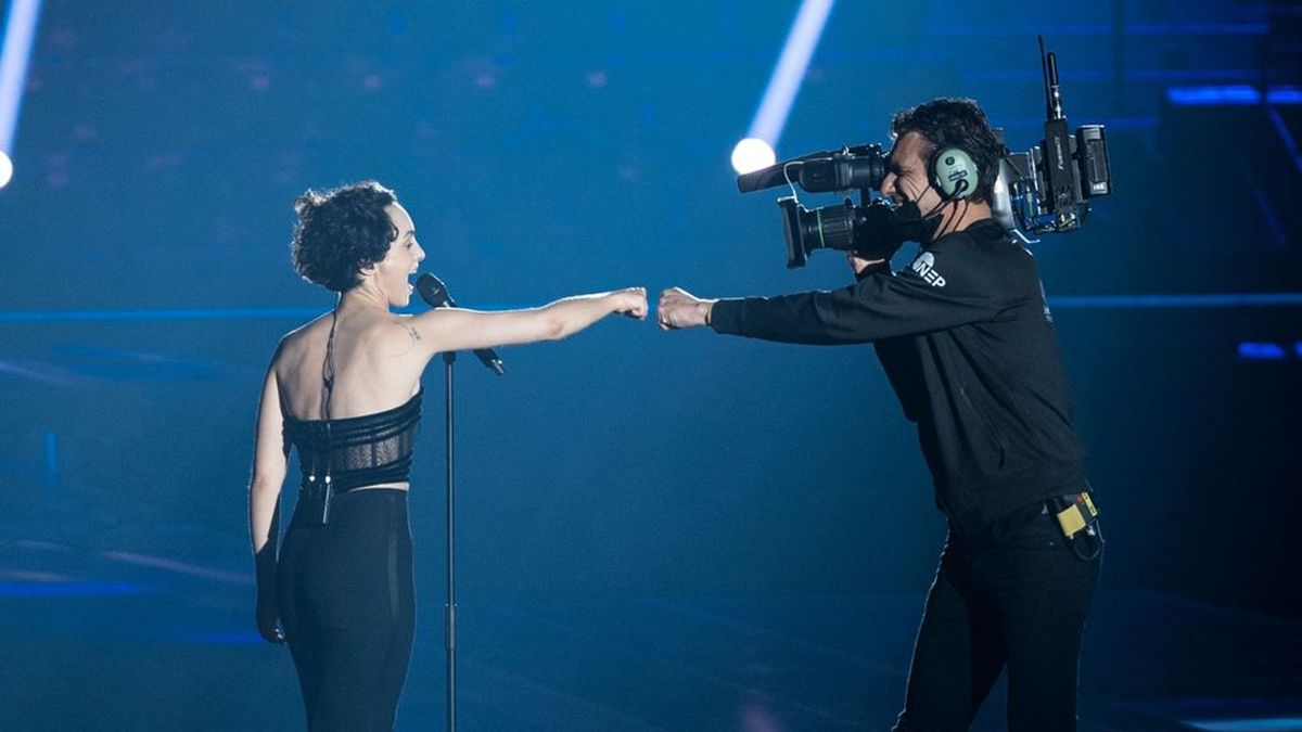 Cameraman Remco kreeg boks op podium van Franse inzending Songfestival