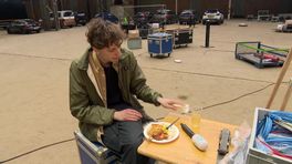 Verslaggever Justin neemt tijdens het eten even een momentje van bezinning