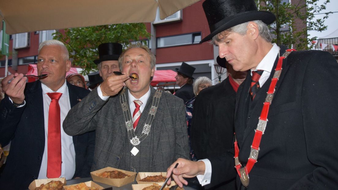 Burgemeester Lenferink en Rik Kamps genieten van de hutspot
