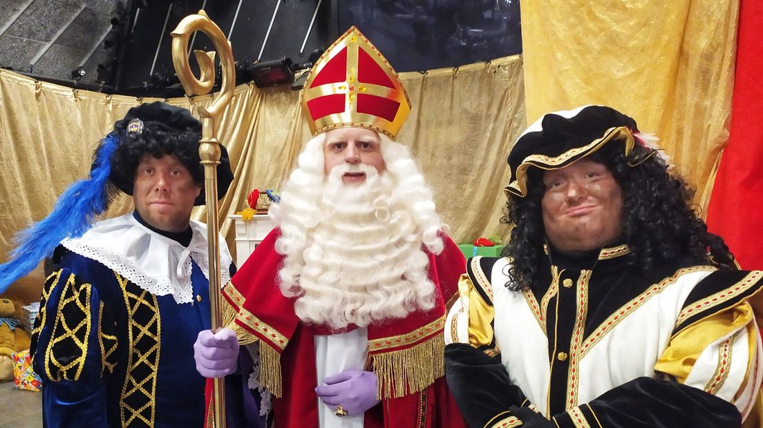 Sint en zijn Pieten zijn klaar om Alphense kinderen blij te maken