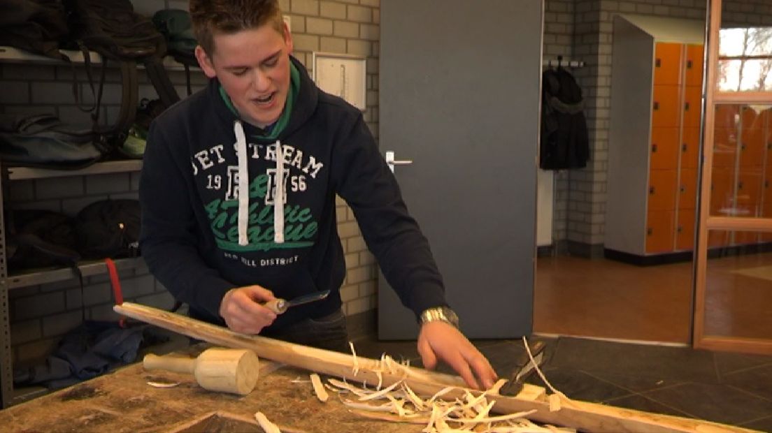 Dertig leerlingen van het AOC in Borculo maken in hun vrije tijd midwinterhoorns. Onder leiding van de Midwinterhoorngroep Eibergen proberen de leerlingen over een maand de hoorns af te hebben.