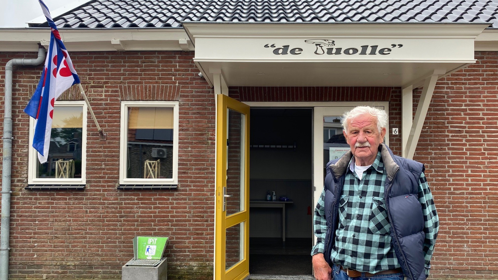 Lolke Wijtsma by doarpshûs De Tuolle yn Tersoal