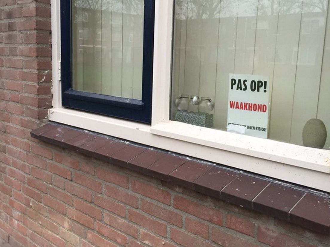 Het huis in Rotterdam-Beverwaard waar dinsdag een man zwaargewond raakte bij een aanval door twee pitbulls