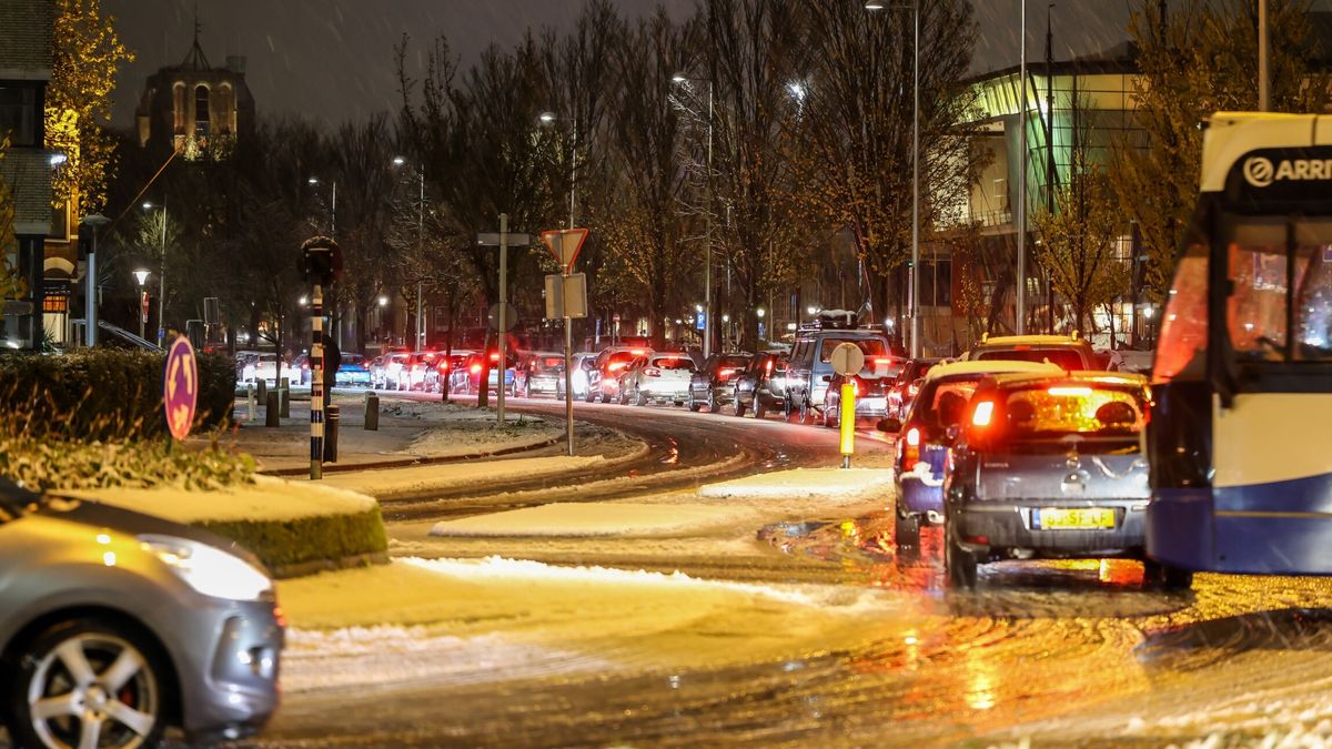 Ongelukken en drukte op Friese wegen door gladheid | Woudagemaal wordt ingezet om waterstand te verl