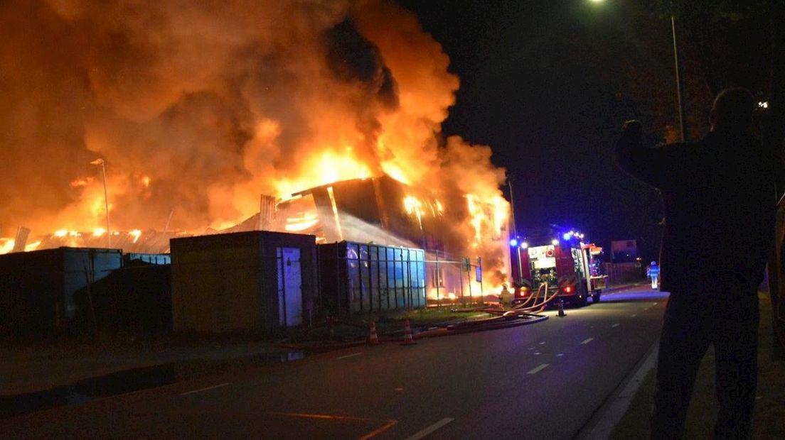Zeer grote brand bij papierrecyclingbedrijf in Staphorst