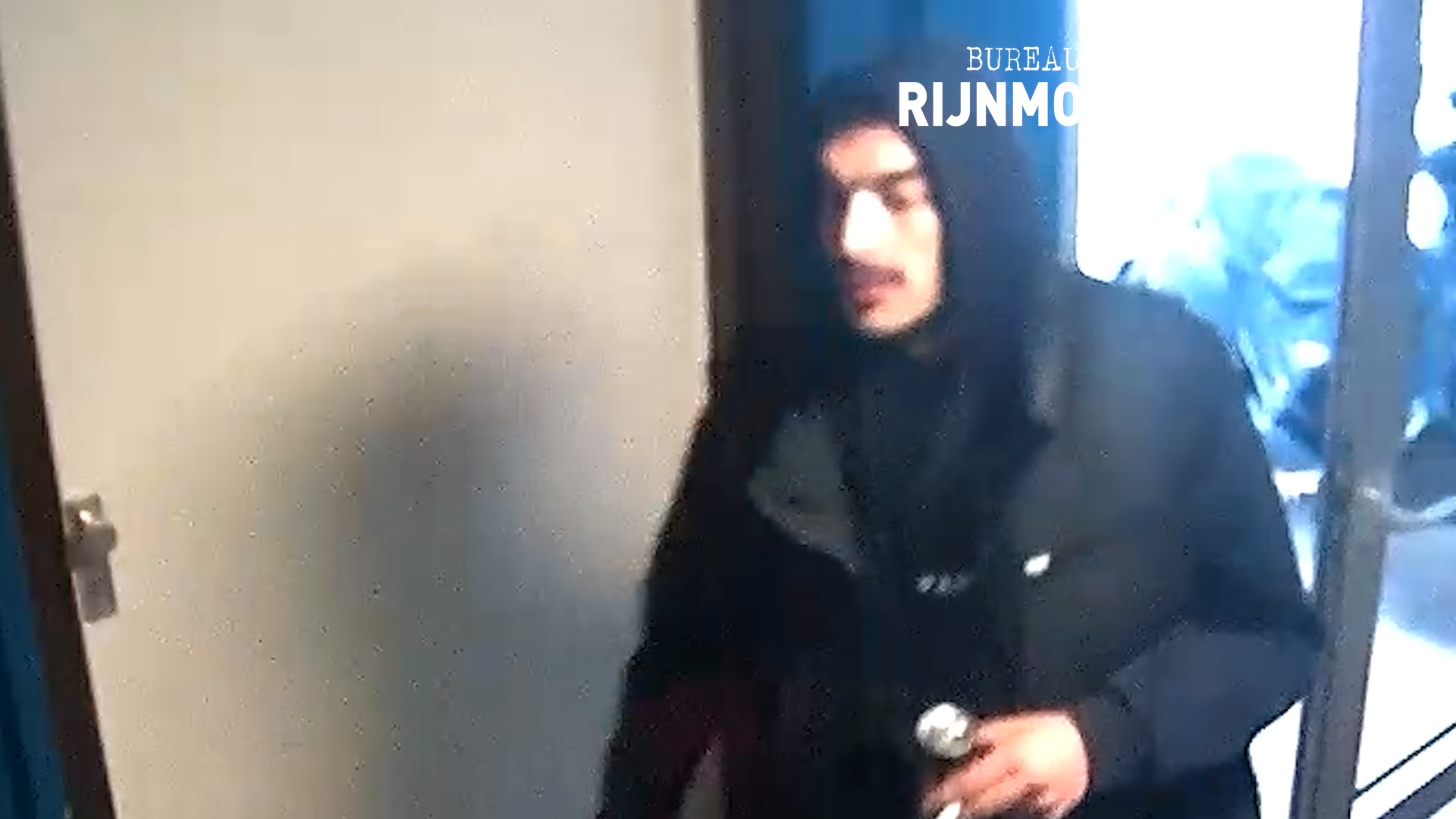 Wie is deze schennispleger die vrouwen lastigvalt in de lift?