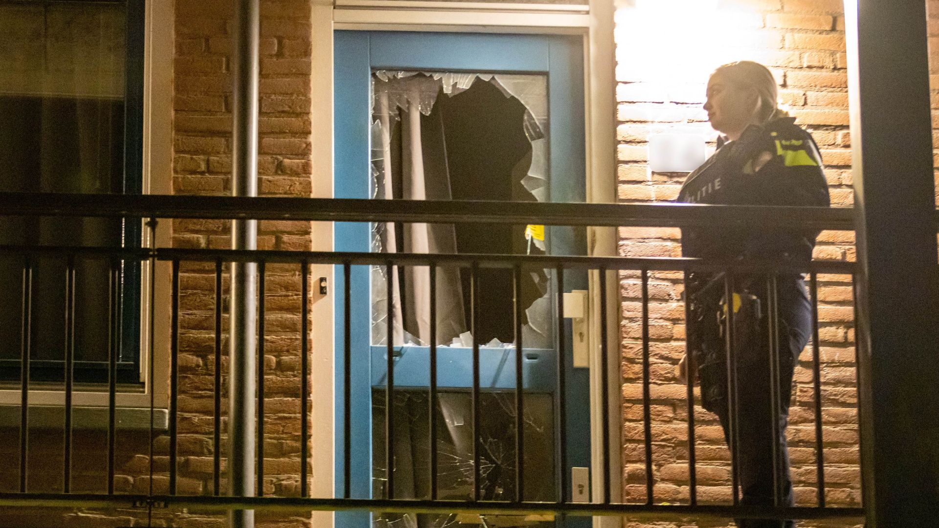 Veel schade aan voordeur van woning aan de Spinet in Rotterdam