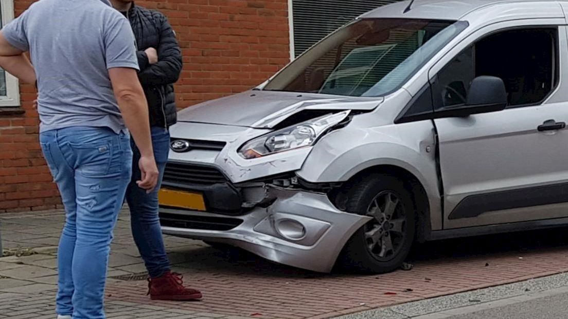 Auto's botsen op elkaar in Lonneker