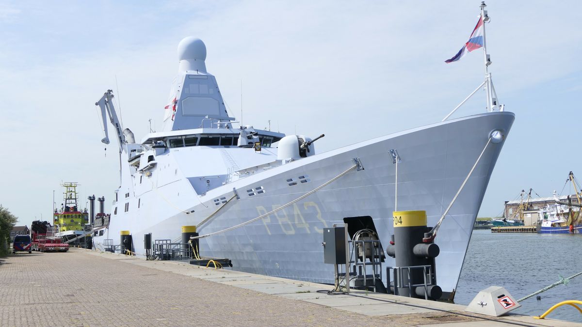 Marineschip Groningen aangemeerd in Vlissingen voor jubileum scheepswerf