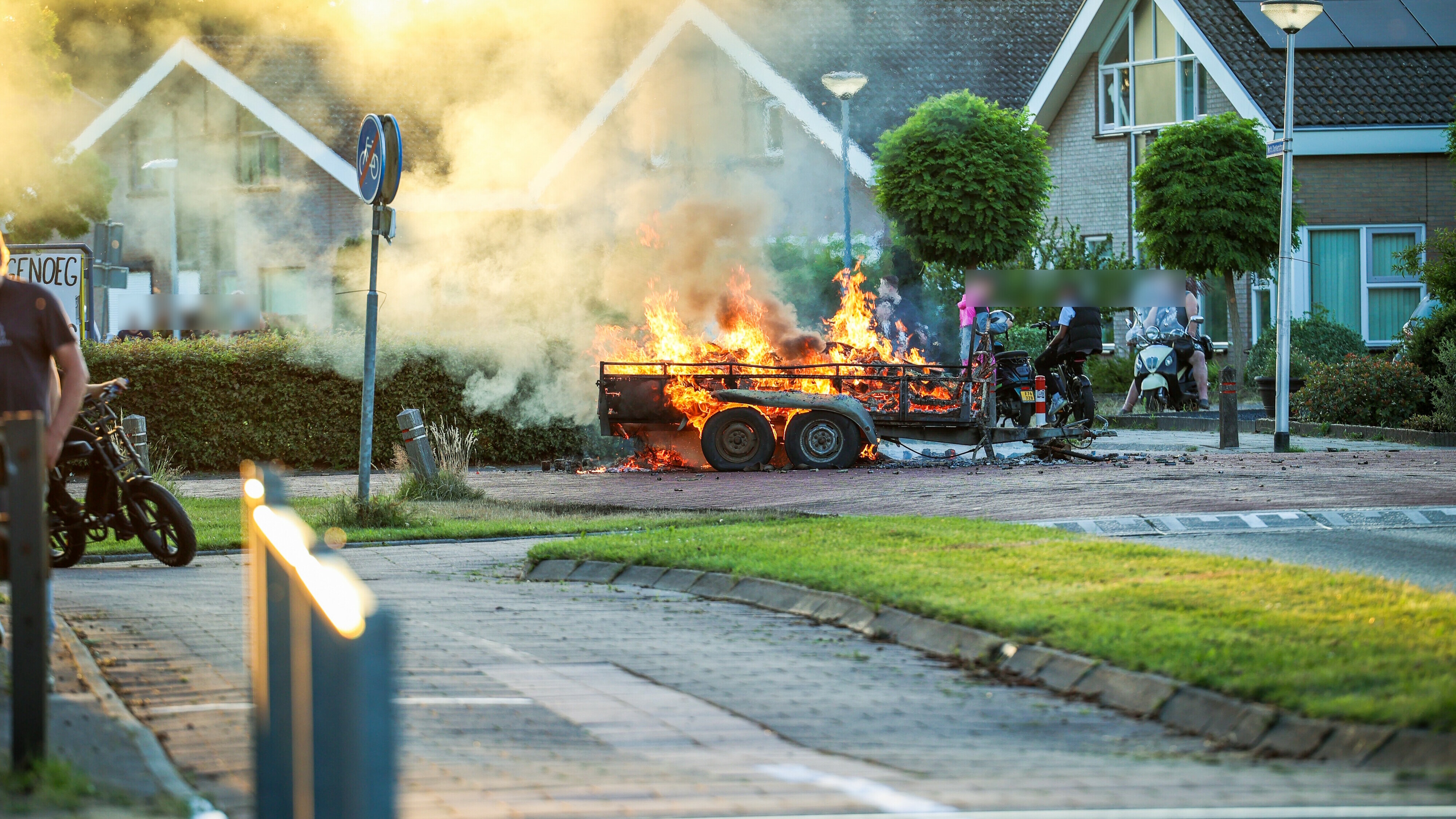 Voor tweede avond op rij onrust in Tuindorp, weer aanhanger in brand