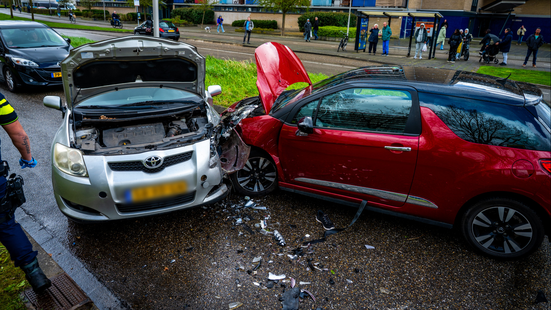 112-nieuws | Veel schade bij frontale botsing tussen twee autos.