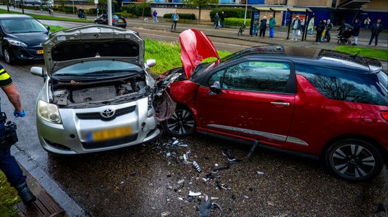 112-nieuws | Veel schade bij frontale botsing tussen twee autos. 112-nieuws | Veel schade bij frontale botsing tussen twee autos.