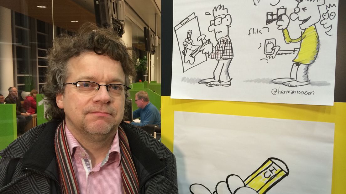 Cartoonist Herman Roozen bij het protest in Coevorden