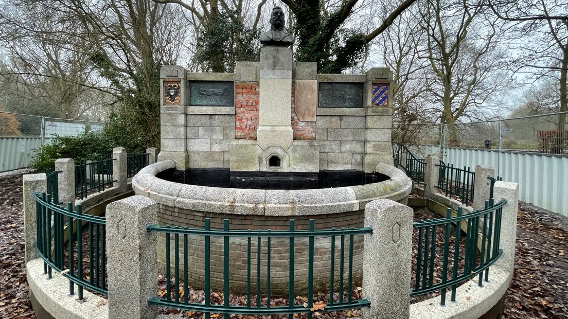 Het gedeeltelijk herstelde monument