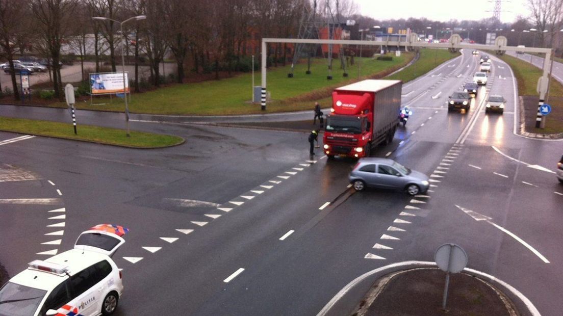 Vrachtwagen botst tegen achterzijde auto