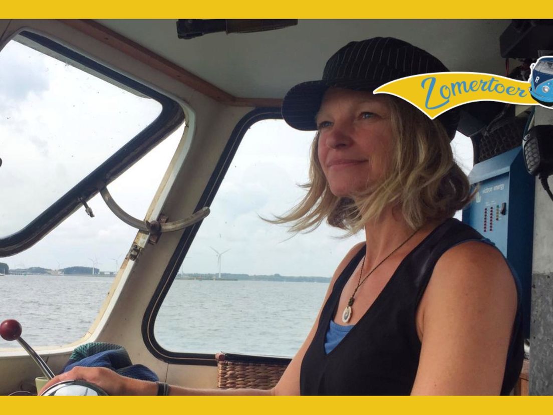 Kapitein Caroline van Wijngaarden op haar veerboot Anna