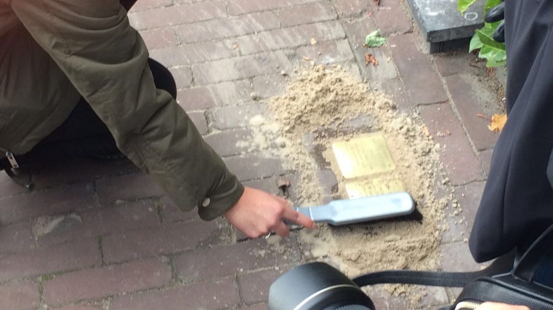 De stenen worden onthuld door een laagje zand eraf te vegen (Rechten: RTV Drenthe/Sophie Timmer)