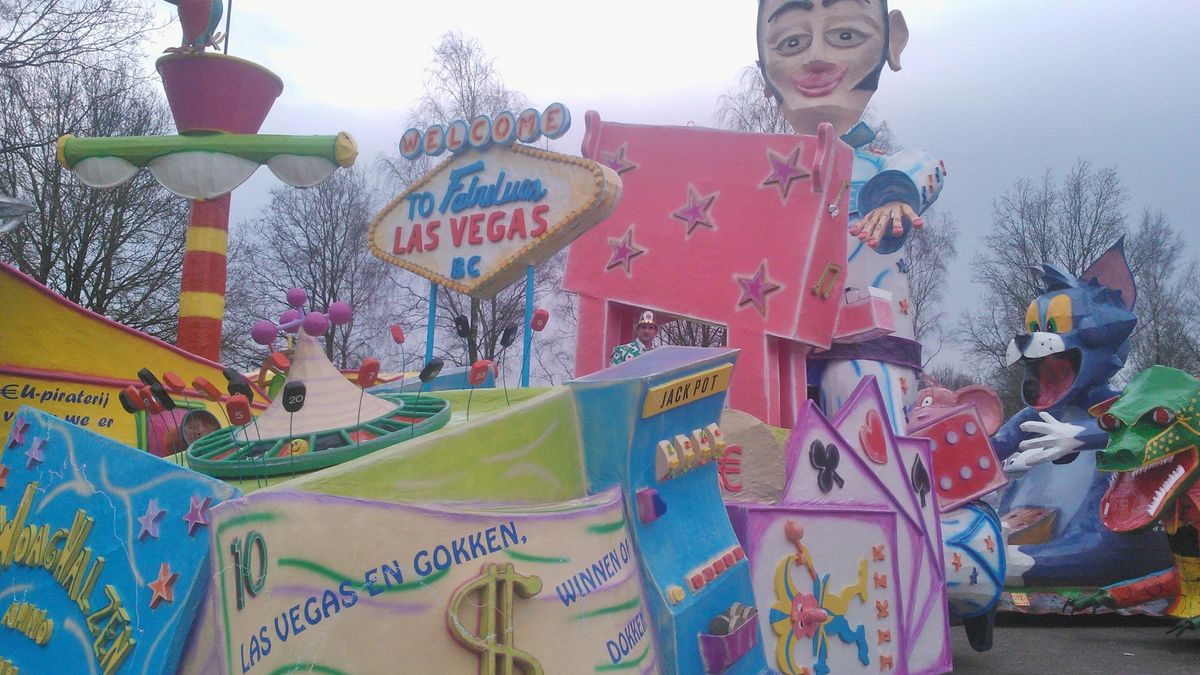 Vrouw van wagen geduwd tijdens carnavalsoptocht Barger-Compascuum
