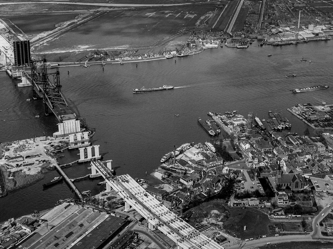 1964: de aanleg van de Van Brienenoordbrug. Bron: Bart Hofmeester/Roel Dijkstra Fotografie