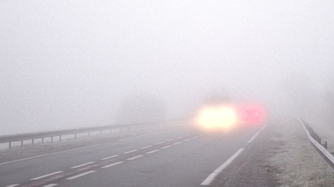 Rijden in de mist is gevaarlijk op de automatische dagrijverlichting