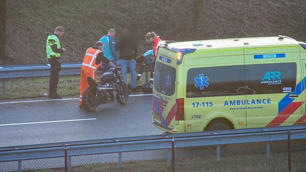 Motorrijder maakt schuiver van tientallen meters op A4 bij Schiedam