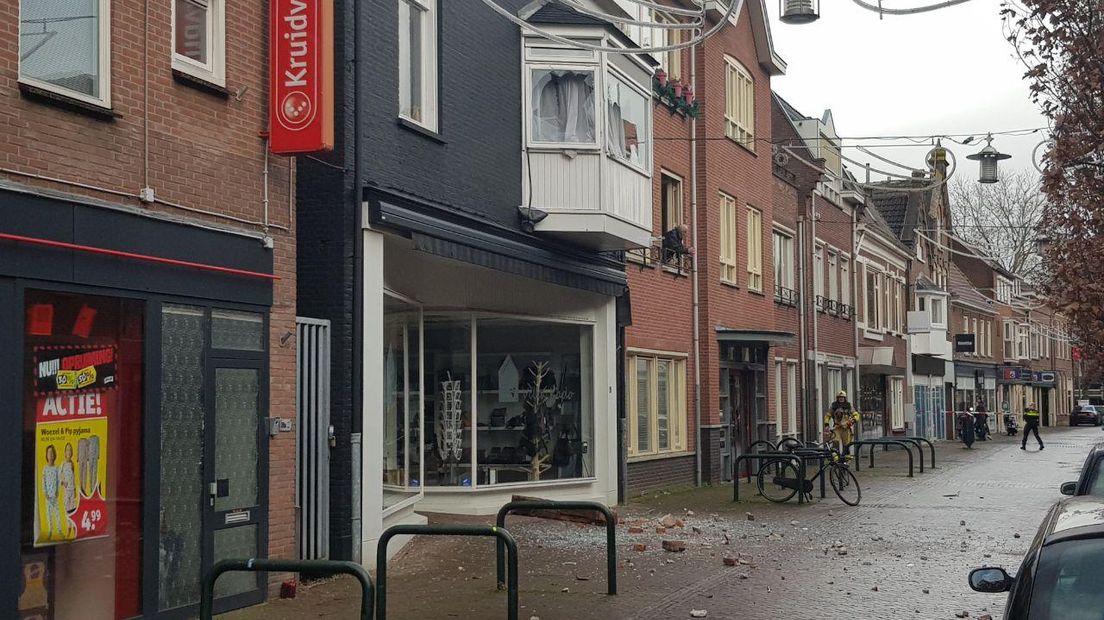 De Hoofdstraat in Terborg is zondagochtend afgesloten na een hevige explosie in een woning boven een cadeauwinkel. Drie personen zijn daarbij gewond geraakt, onder wie een meisje van zes jaar. Zij is zwaargewond naar het ziekenhuis gebracht. Ambulancepersoneel heeft twee andere gewonden behandeld.