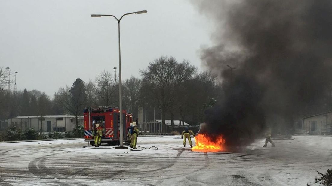 Brandende auto in Lemelerveld