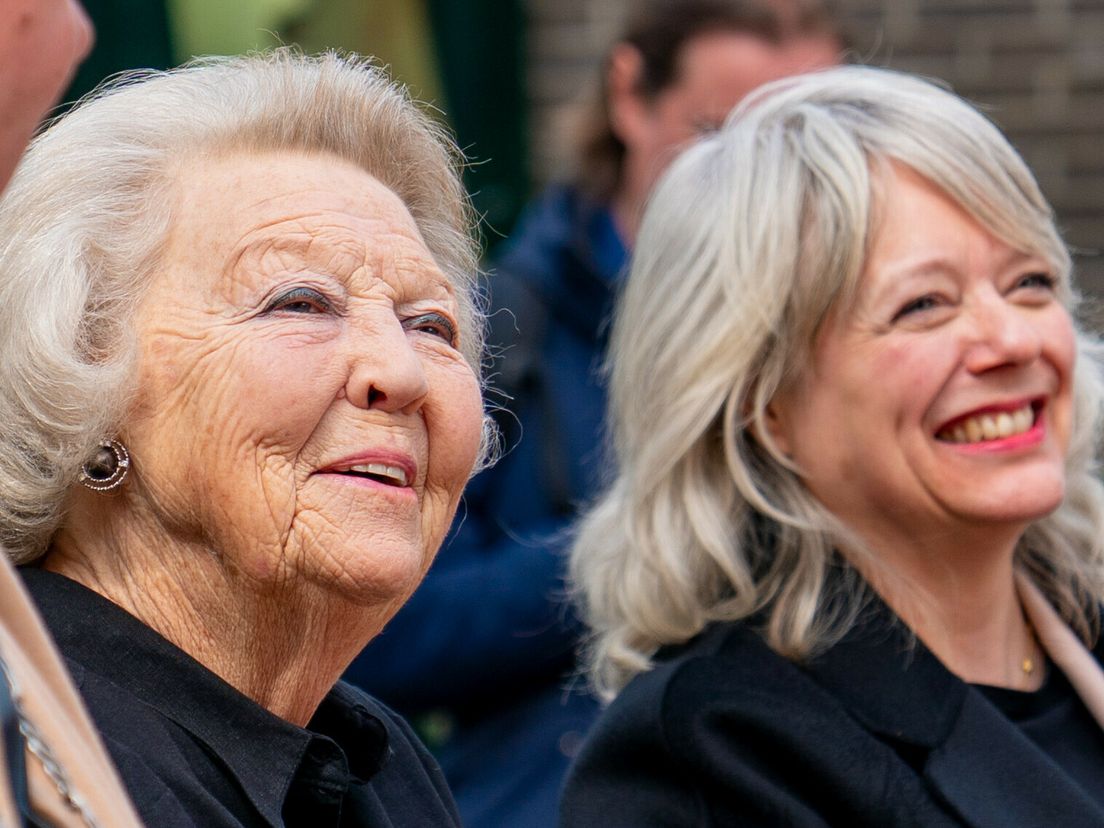 Prinses Beatrix kijkt haar ogen uit bij molen De Wachter in Zuidlaren